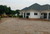 4 Bedrooms House For Sale In Gayaza Dundu 1.5 Acres At 490m