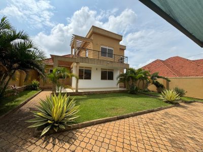 Spacious 3 Bedrooms House For Sale On 25 Decimals Entebbe Road At 470m