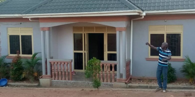 4 bedrooms house for sale in Sissa Entebbe road at 90m