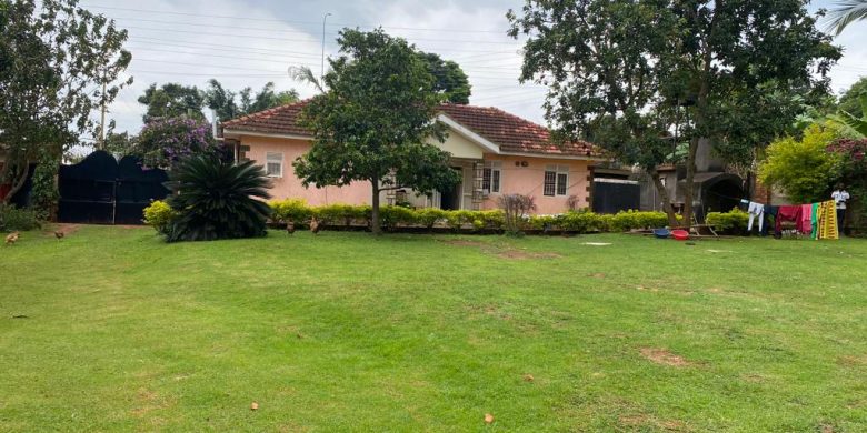 46 decimals plot with a house for sale in Entebbe at 224,000 USD