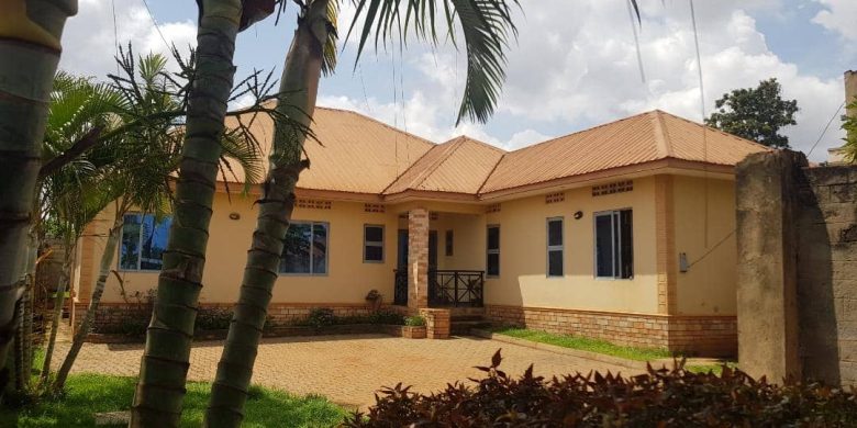 4 bedrooms house for sale in Kyanja 15 decimals at 450m