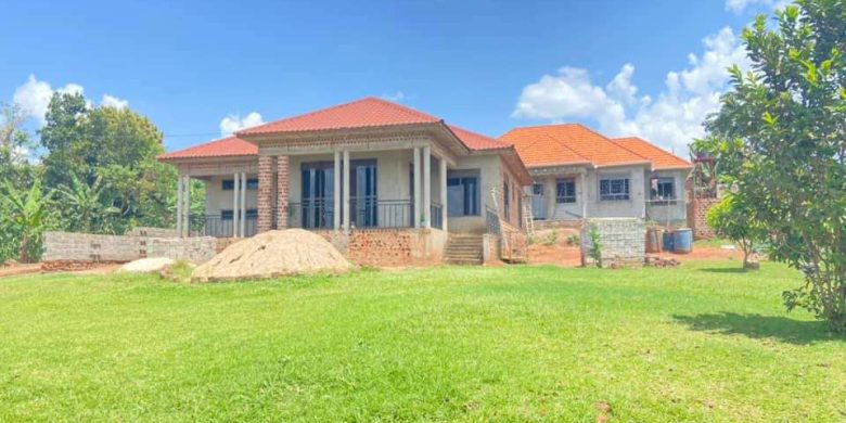 4 bedrooms house for sale in Namugongo Msindye 30 decimals at 230m