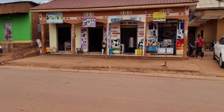 4 shops on commercial for sale in Kanyanya at 350m