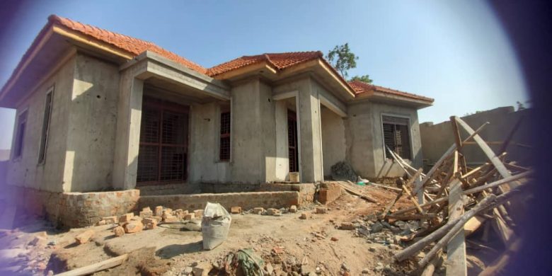 4 bedrooms house for sale in Kyanja at 400m