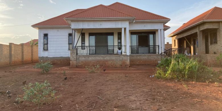 4 bedrooms house for sale in Kitende on half acre at 350m