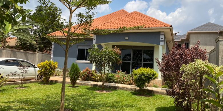 4 bedrooms house for sale in Gayaza Makenke at 270m