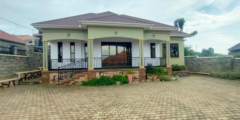 3 Bedrooms House For Sale In Naluvule Hoima Road At 370m