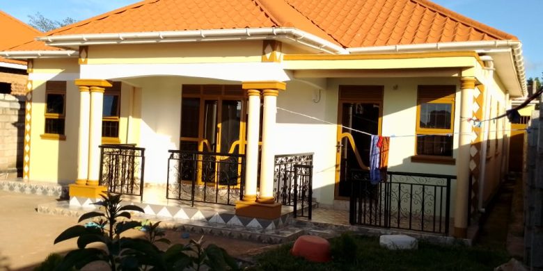 3 Bedrooms House For Sale In Jomayi Estate Bwerenga Entebbe Road At 250m