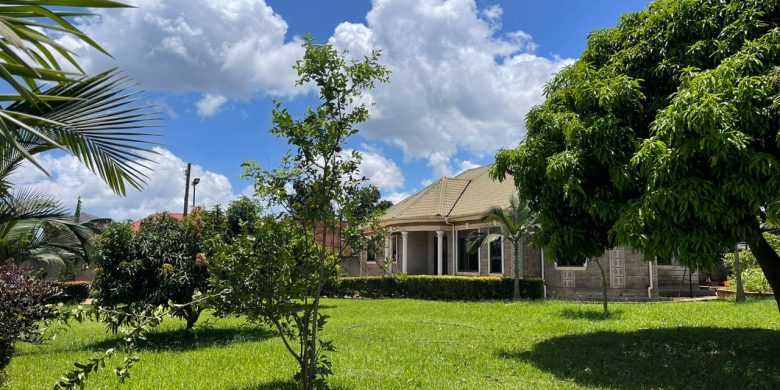 4 Bedrooms House For Sale In Bwerenga Kawuku Entebbe Rd 35 Decimals 550m