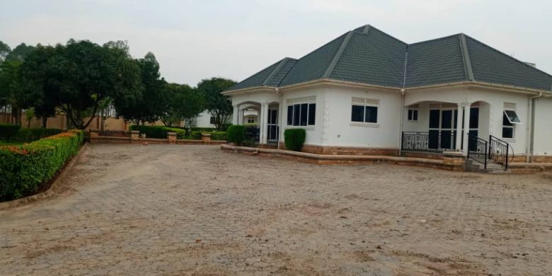 4 Bedrooms House For Sale In Gayaza Dundu 1.5 Acres At 490m