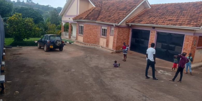 4 Bedrooms House For Sale In Ntinda Ministers Village 28 Decimals At 1.1Bn Shilllings