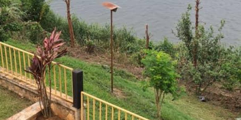 5 Bedrooms Mansion For Sale In Jinja By The Nile And Lake Victoria On Half Acre 400,000 USD